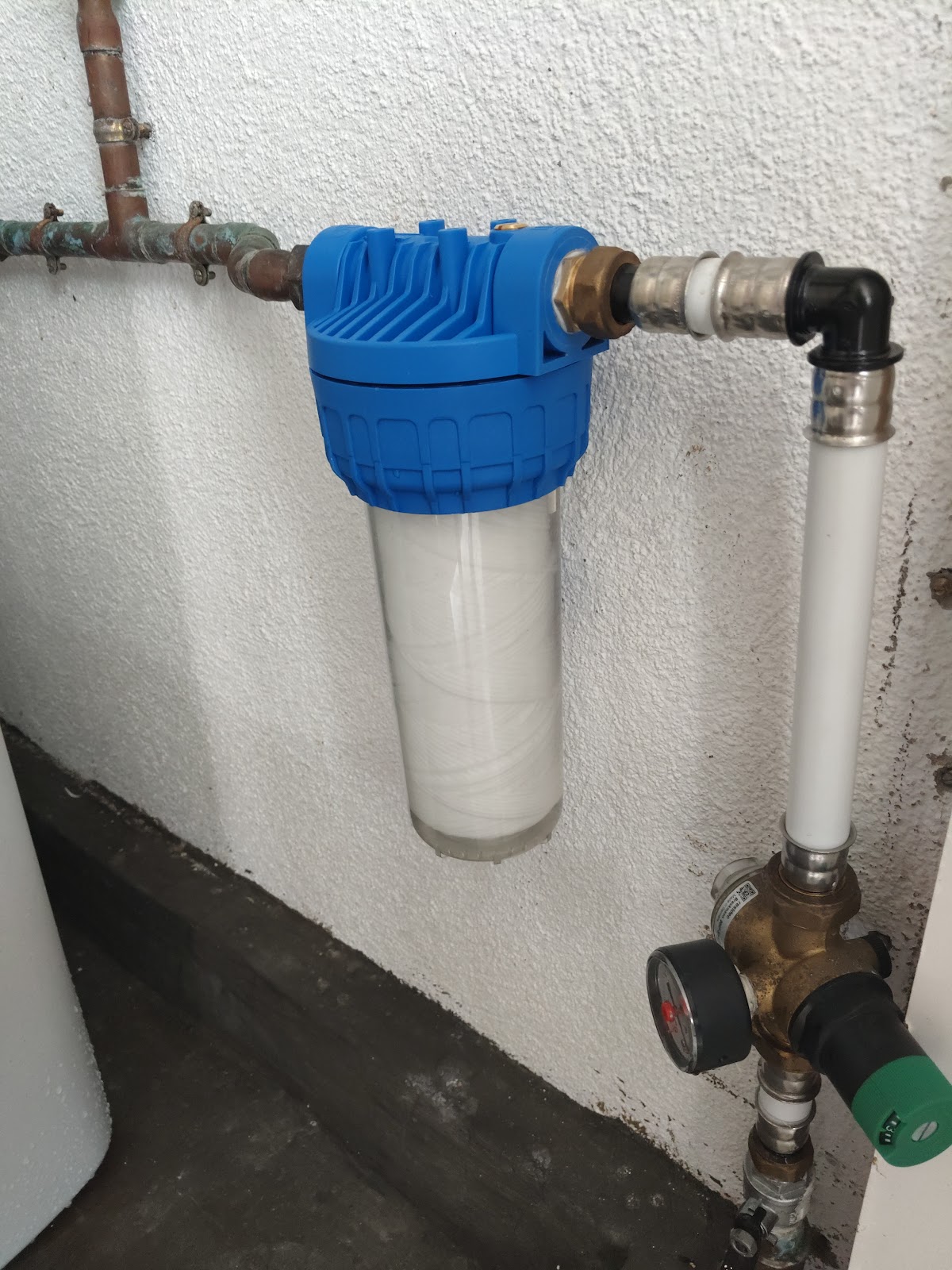 Filtro de agua recién instalado, con la instalación limpia y ordenada