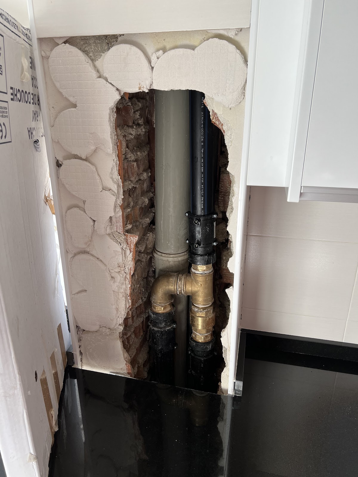 Reparación de un bajante abierto dentro de la pared