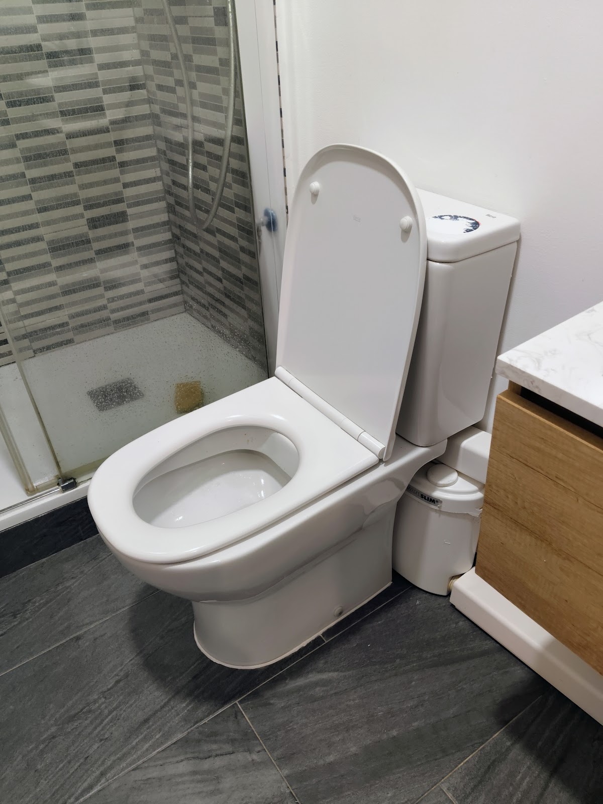 Baño terminado, con el inodoro instalado y todo impecable